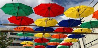 在英国利物浦大学用彩虹色的伞撑起多元化的蓝天